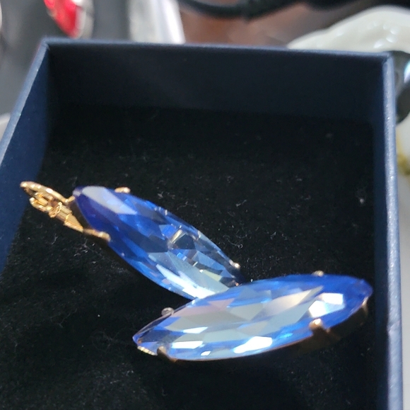 DW Designs by Diana Jewelry - Blue sparkly Swarovski earrings